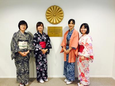 大使館の入り口で日本からの参加メンバーで記念撮影（初日は4人のみで頑張りました）