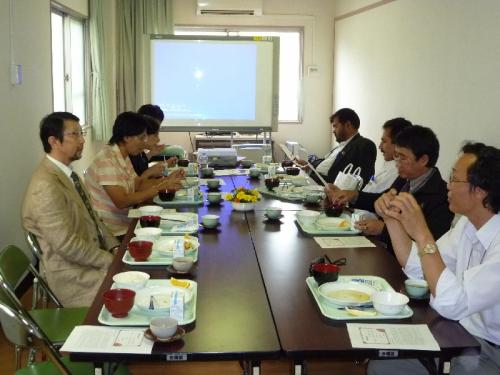 研修生にとって初体験の学校給食