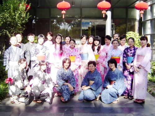 着装ワークショップ前半で着つけを終了した参加者との集合写真(前列右から斉藤教授、呑山教授、薩本准教授、TAの学生ら、2列目左から2番目が川端教授)