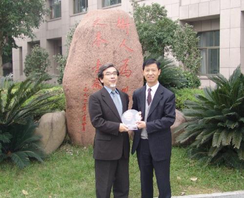 徐緒郷副学長(右)と西村隆男教授(左)