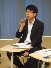 講演者の戸田貴也氏（教育人間科学部国際共生社会課程卒業、神奈川新聞社記者）は昨年公開された東京拘置所の刑場公開の取材経験も。