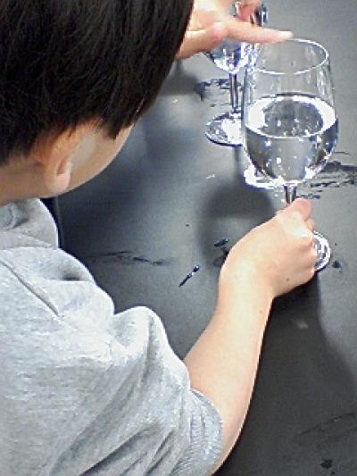 写真2 手を洗ってからこするのがコツなんだって!