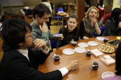 研究会の後はロシアのお茶とお菓子で談笑