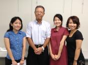 一年生ながら派遣に選ばれた當銘さん(左から３番目）。同じくJICA横浜に派遣された他大学の２人、JICA横浜・専任参事　酒井利文氏(左から２番目）とともに。