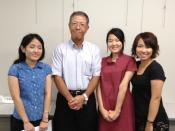 一年生ながら派遣に選ばれた當銘さん(左から3番目)。同じくJICA横浜に派遣された他大学の2人、JICA横浜・専任参事 酒井利文氏(左から2番目)とともに。
