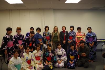 浴衣の着装WSに参加した日本メンバーと現地協力校教員（SFSU）との集合写真