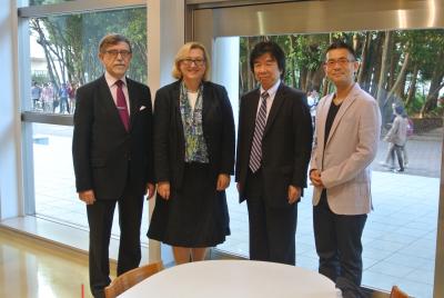 講演会に先立ち挨拶を述べた高木まさき教育人間科学部長(中央右)、企画と通訳をおこなった小宮正安同学部准教授(右)とともに。