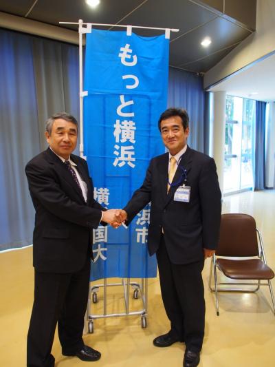 鈴木伸哉・横浜市副市長(右)と鈴木邦雄学長(左)